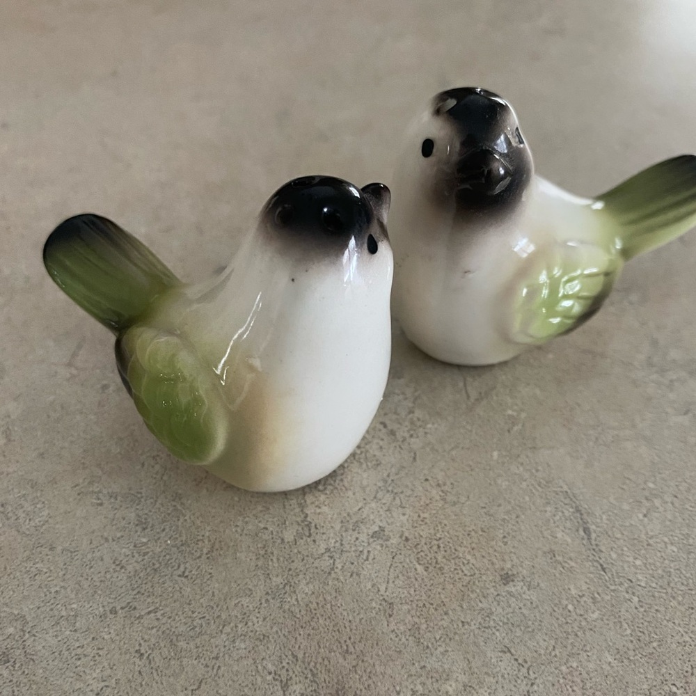 Love birds😍Cracker Barrel’s vintage mini Ceramic Bird Figurines - White&Green